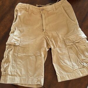 Men’s waist size 31 cargo shorts, 100% cotton in tan color-Banana Republic
